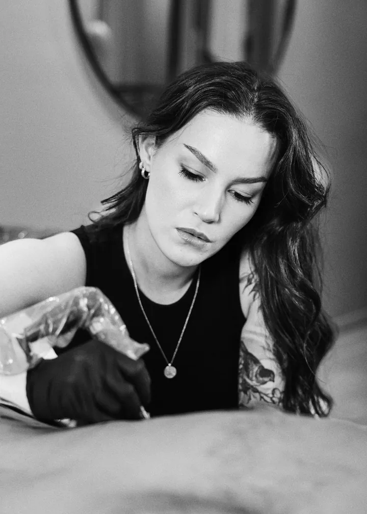 Camilla tatoverer i studioet