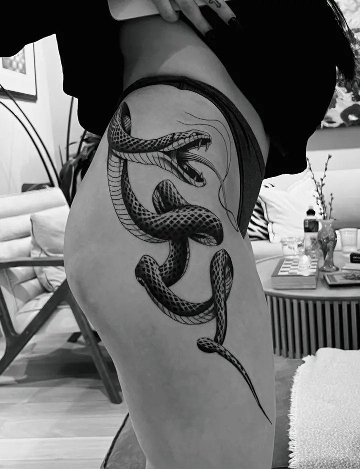 Slange kveilet over hoften og låret, blackwork av Abas