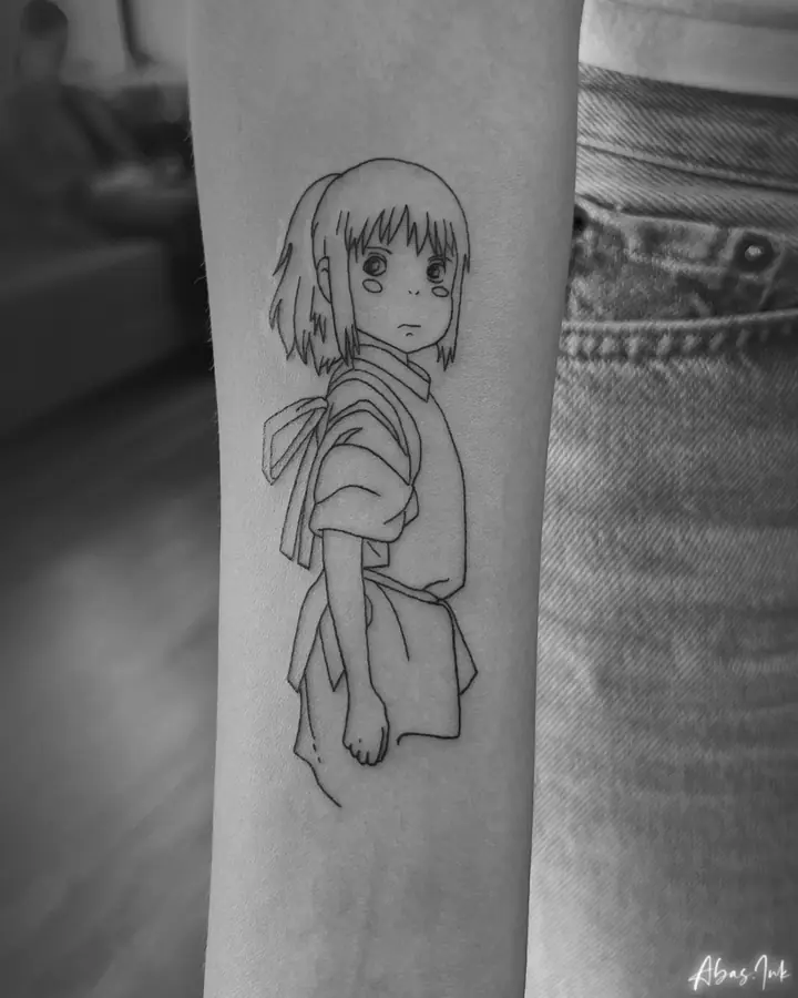 Animefigur av en jente på underarmen, fineline av Abas
