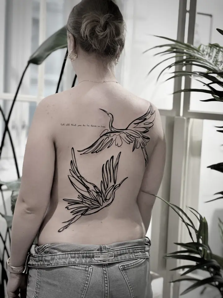 To fugler i flukt over ryggen, blackwork av Camilla