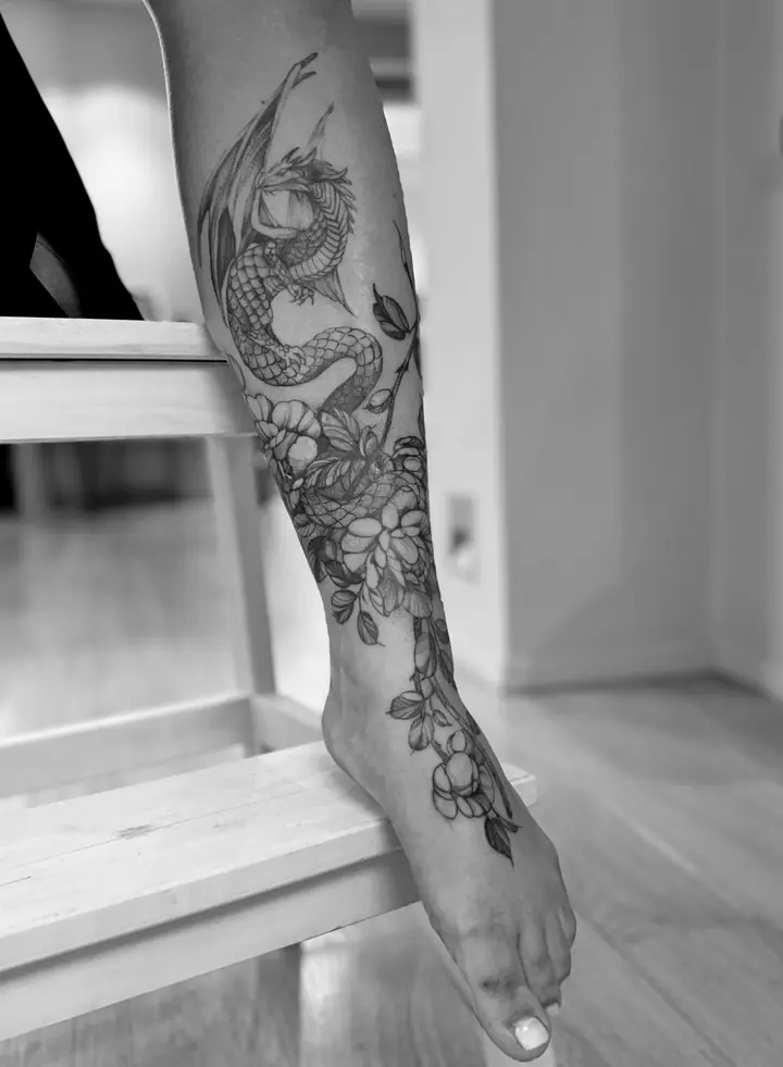 Drage og blomster på leggen, cover-up av Camilla