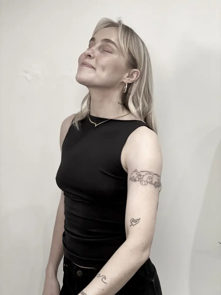 Armbånd-motiv, hjerte med pil og bølge på armen, fineline av Camilla