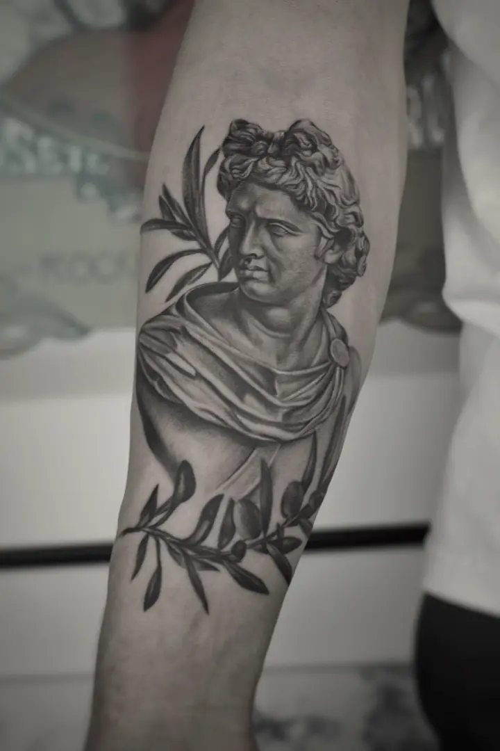 Statuebyste med laurbærgrener på underarmen, realisme av Camilla