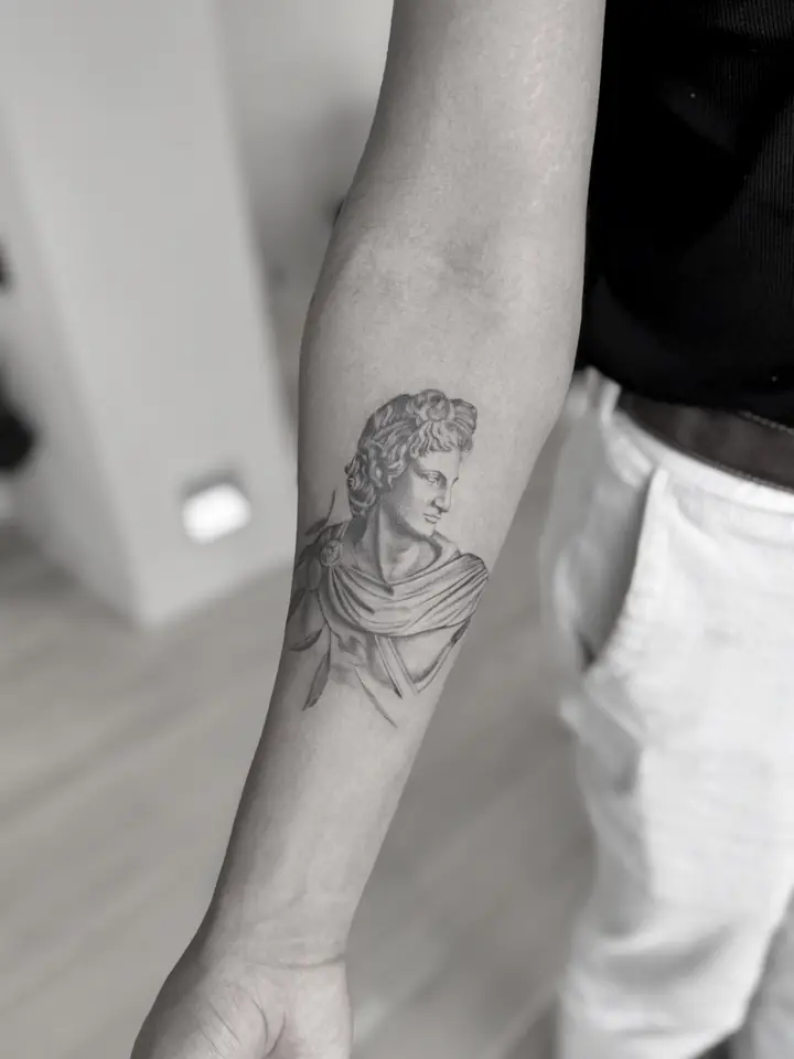 Statuebyste på underarmen, realisme av Camilla