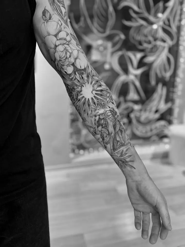 Blomster og sol i sleeve langs armen, realisme av Camilla