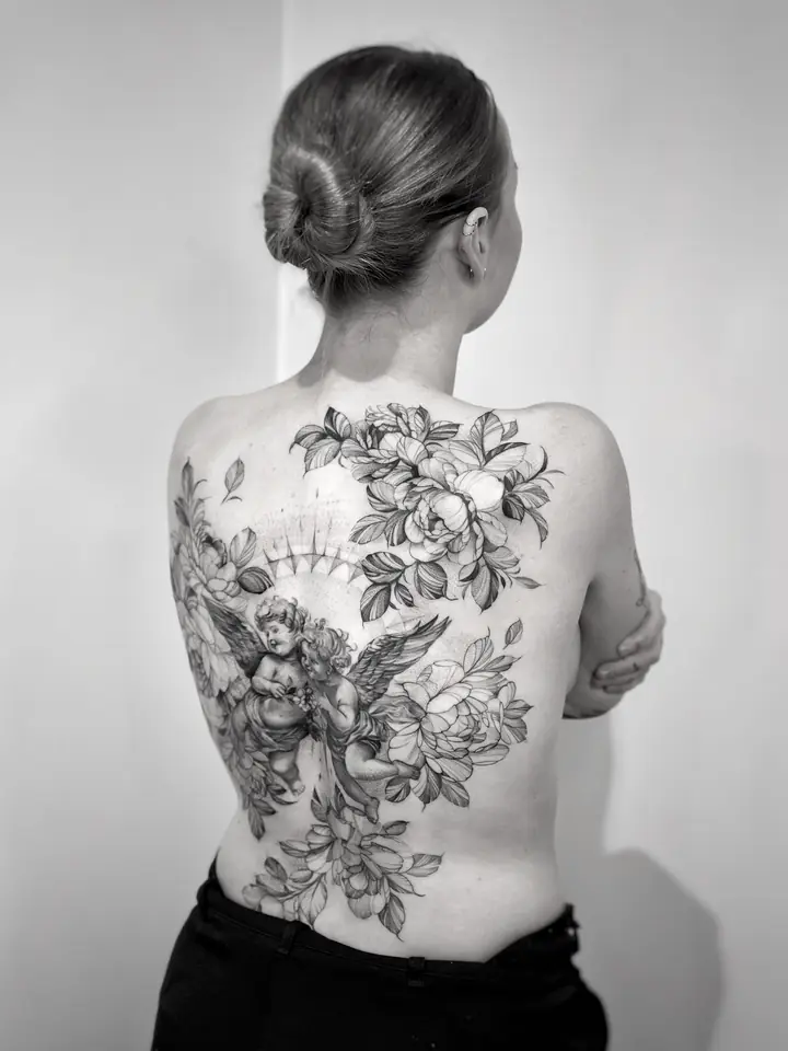 Ryggstykke med blomster og engler, realisme av Camilla
