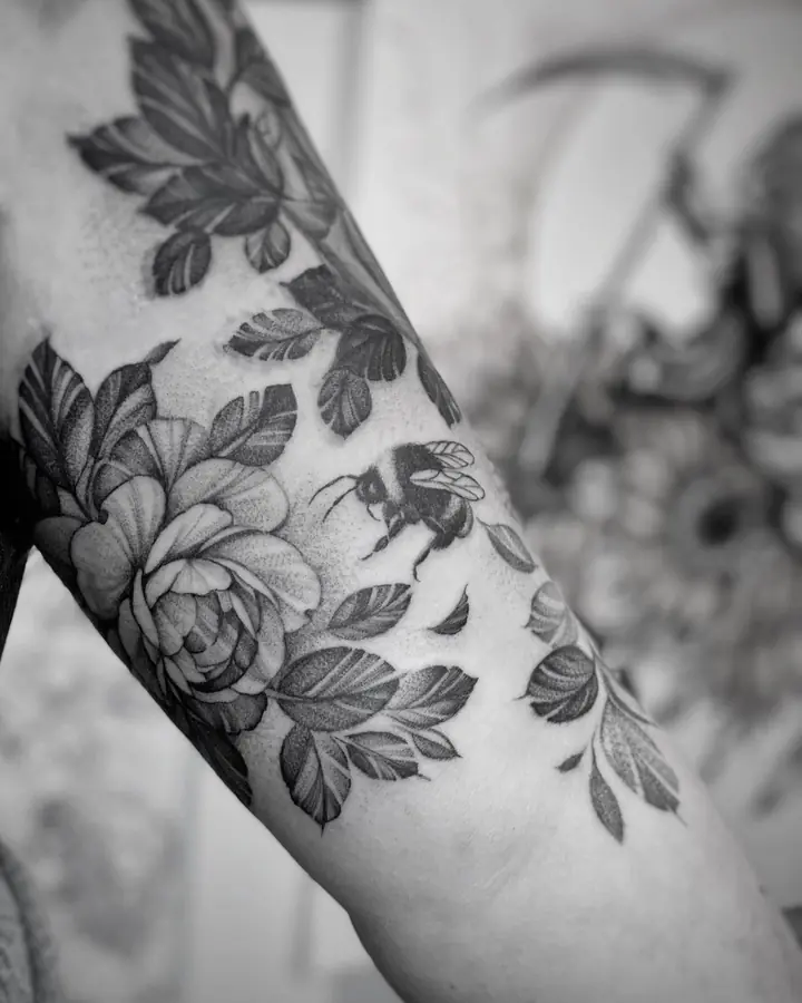 Blomster og bie på armen, realisme av Camilla