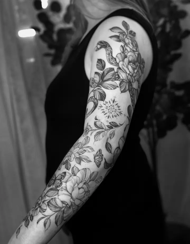 Blomster, slange og ornamentikk langs armen, realisme av Camilla