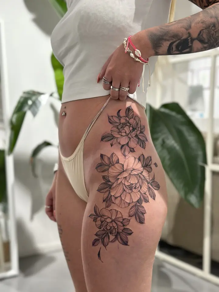 Blomster på hoften og låret, realisme av Camilla