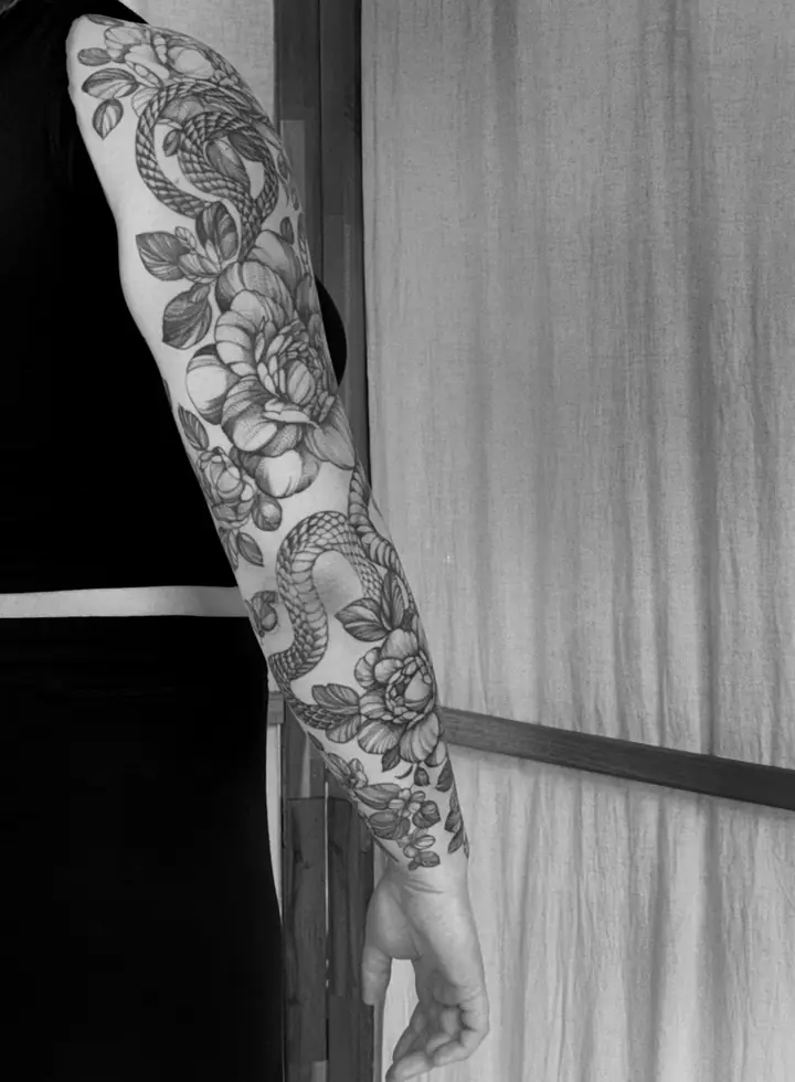 Slange og blomster i sleeve langs armen, realisme av Camilla