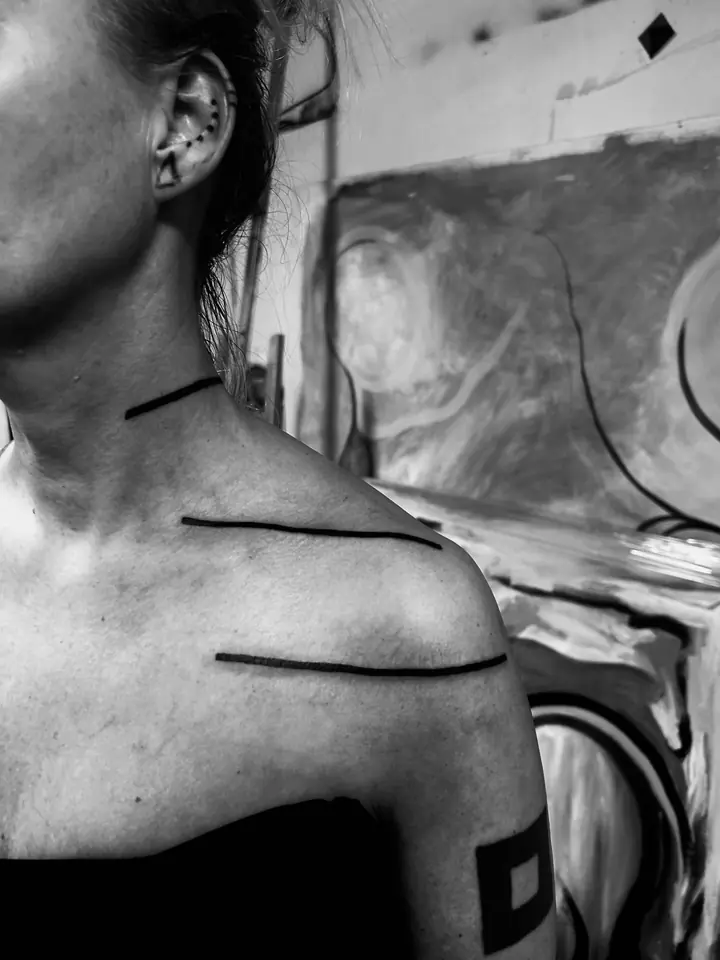 Grafiske svarte linjer over skulderen og nakken, blackwork av Sandra