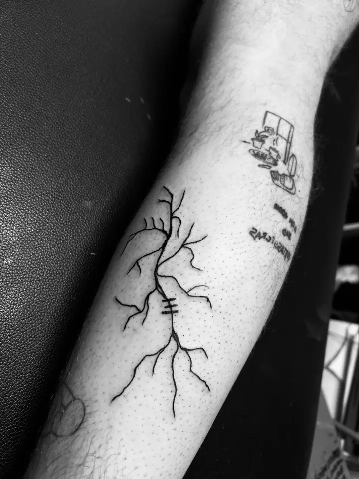 Forgreinede linjer som et lyn på underarmen, blackwork av Sandra