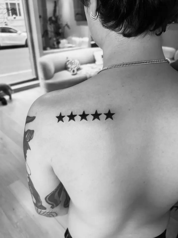 Fem stjerner på øvre del av ryggen, blackwork av Sandra