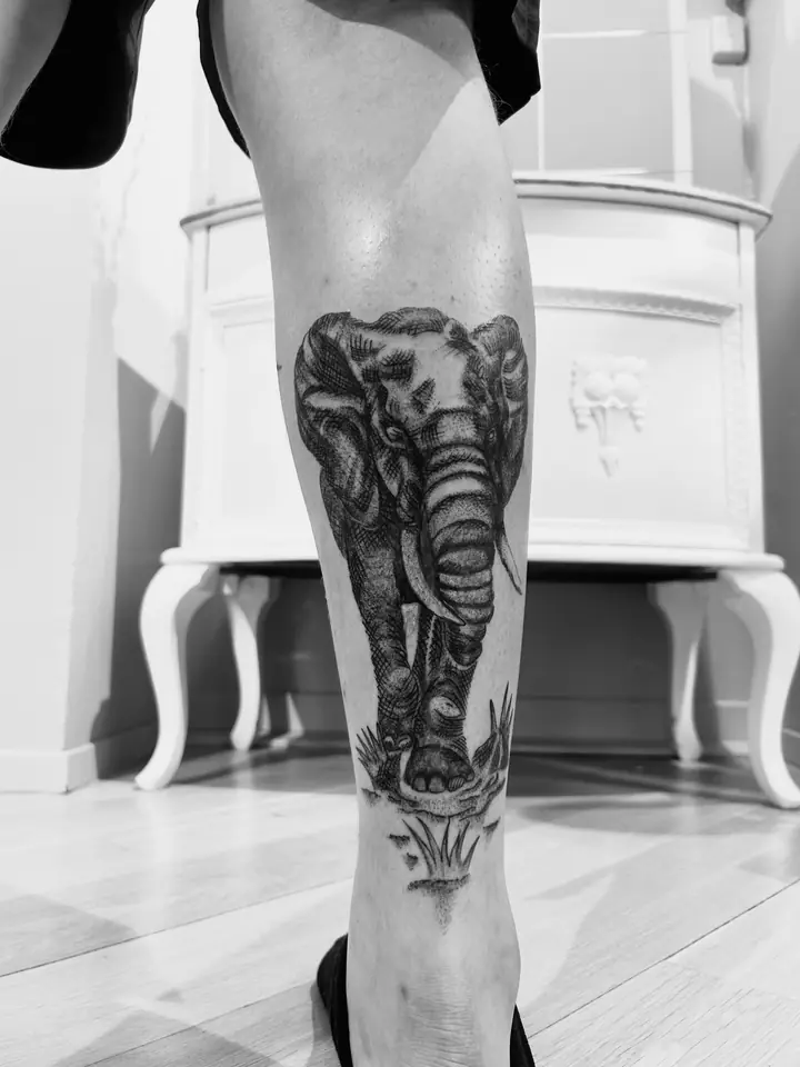 Elefant på leggen, blackwork av Sandra