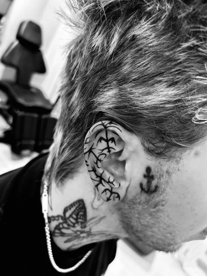 Ornamentikk rundt øret og anker bak øret, blackwork av Sandra