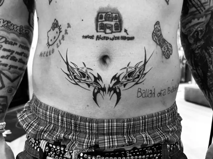 Tribal-ornament rundt navlen på magen, blackwork av Sandra