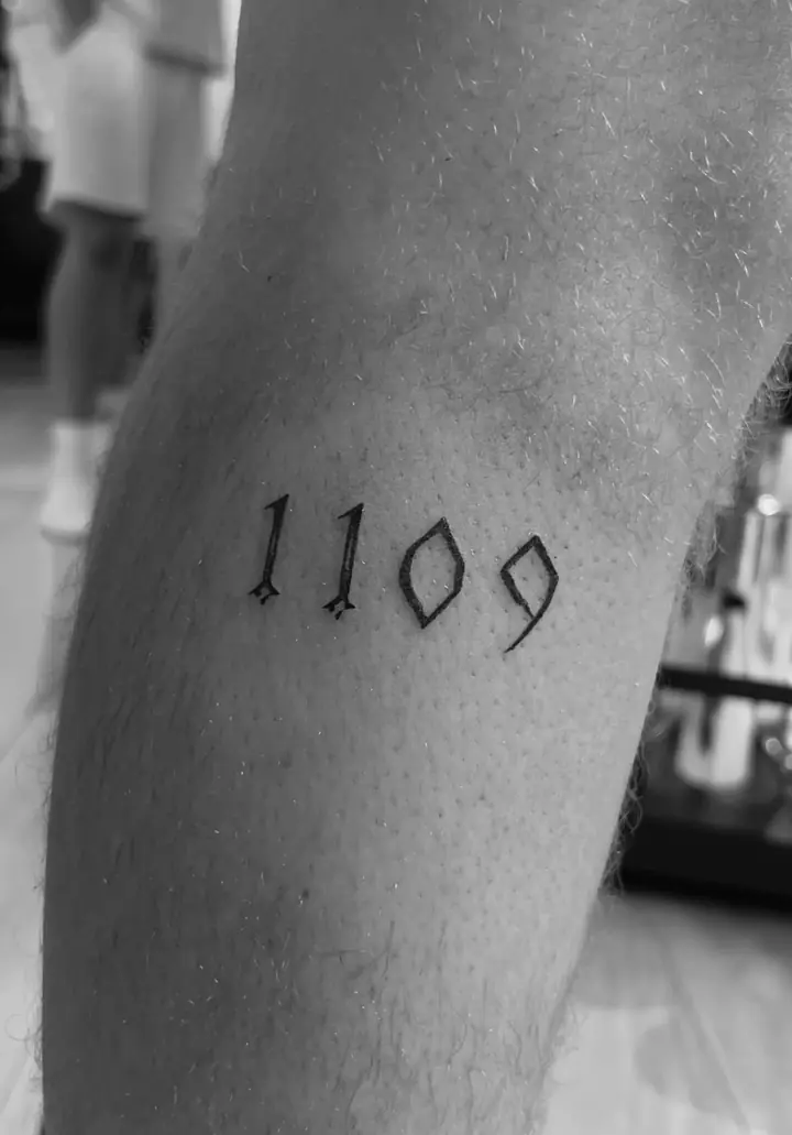 Tallet 1109 i gotisk skrift, blackwork av Sandra