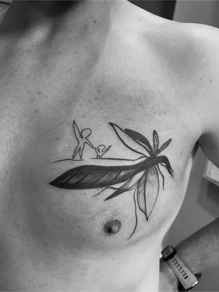 Blader og to små figurer på brystet, blackwork av Sandra
