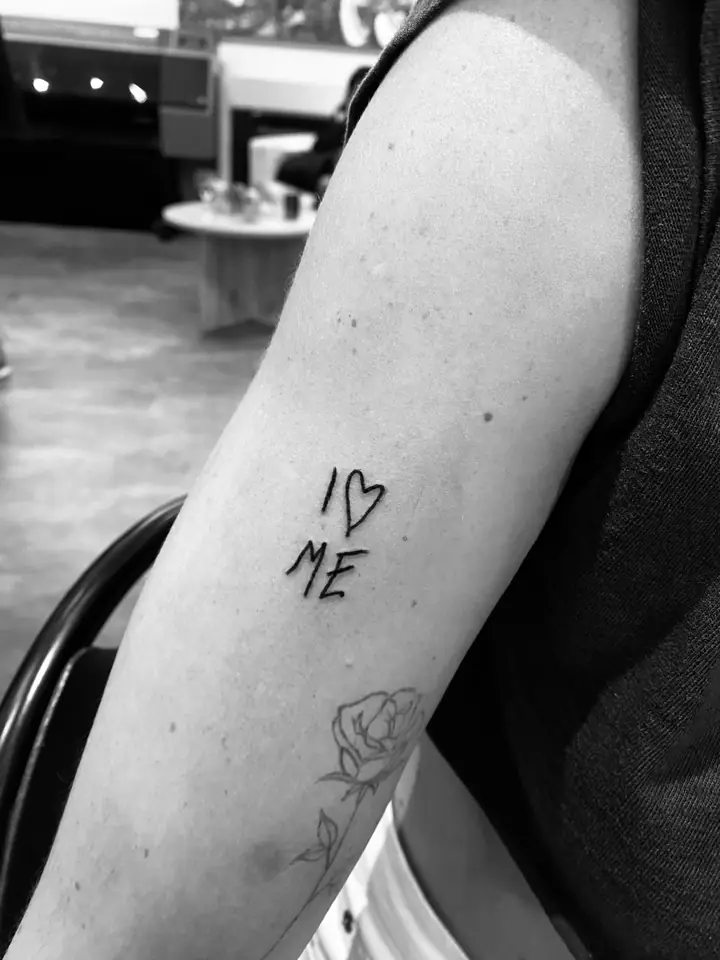 «I ♥ me» og en rose på overarmen, fineline av Sandra