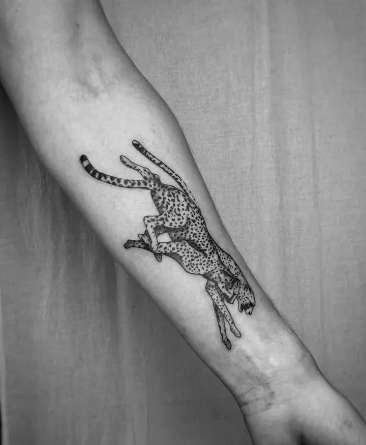 Gepard i sprang på underarmen, blackwork av Vilde