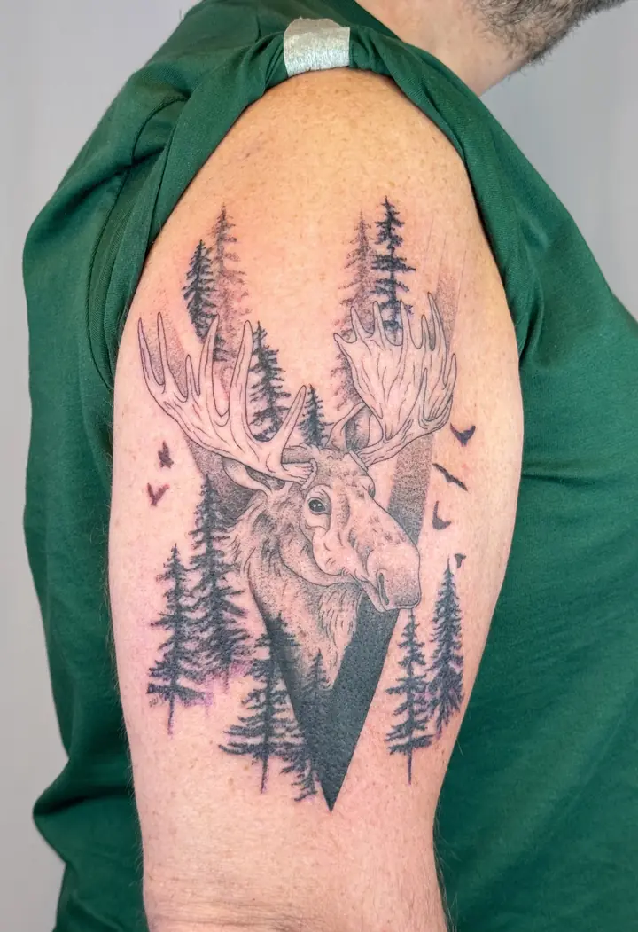Elg og granskog på overarmen, blackwork av Vilde