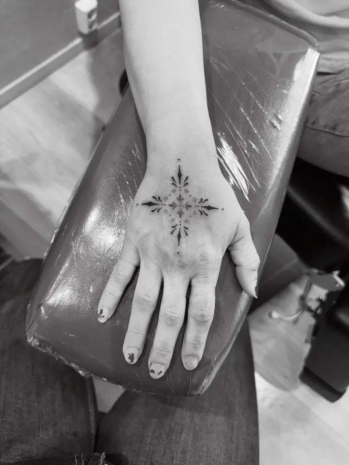 Ornamental stjerne på håndbaken, blackwork av Vilde