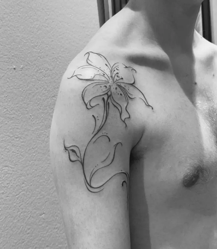 Lilje med stilk over skulderen, blackwork av Vilde