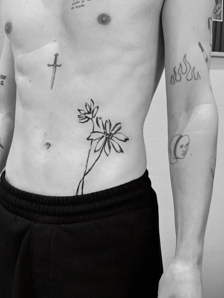 Blomst med lang stilk på magen, blackwork av Vilde