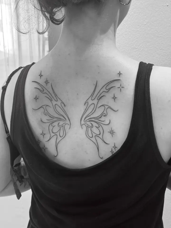 Sommerfuglvinger på øvre del av ryggen, blackwork av Vilde