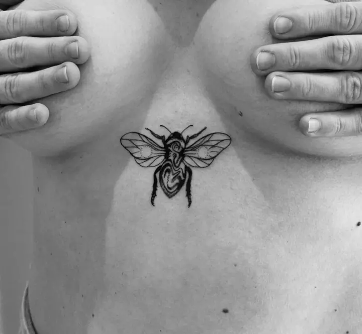 Bie på brystbeinet, blackwork av Vilde