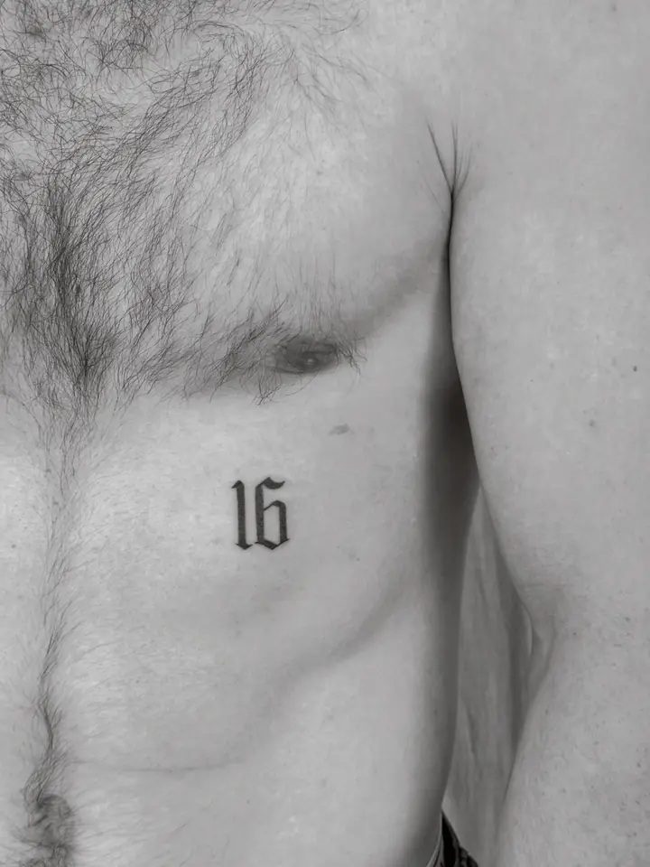 Tallet 16 i gotisk skrift på ribbeina, blackwork av Vilde