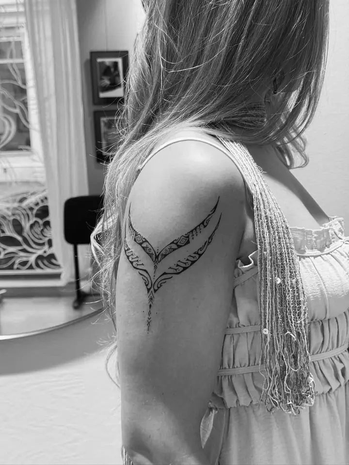Ornamental V-form på overarmen, blackwork av Vilde