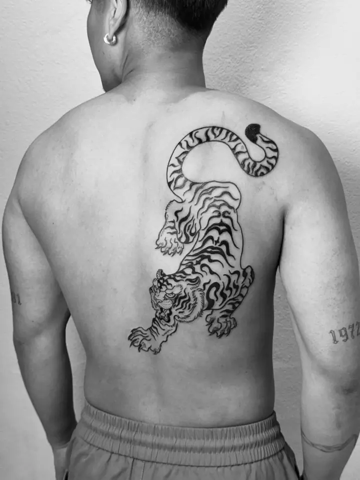 Klatrende tiger på ryggen, blackwork av Vilde