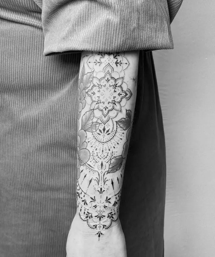 Ornamentikk langs underarmen, blackwork av Vilde