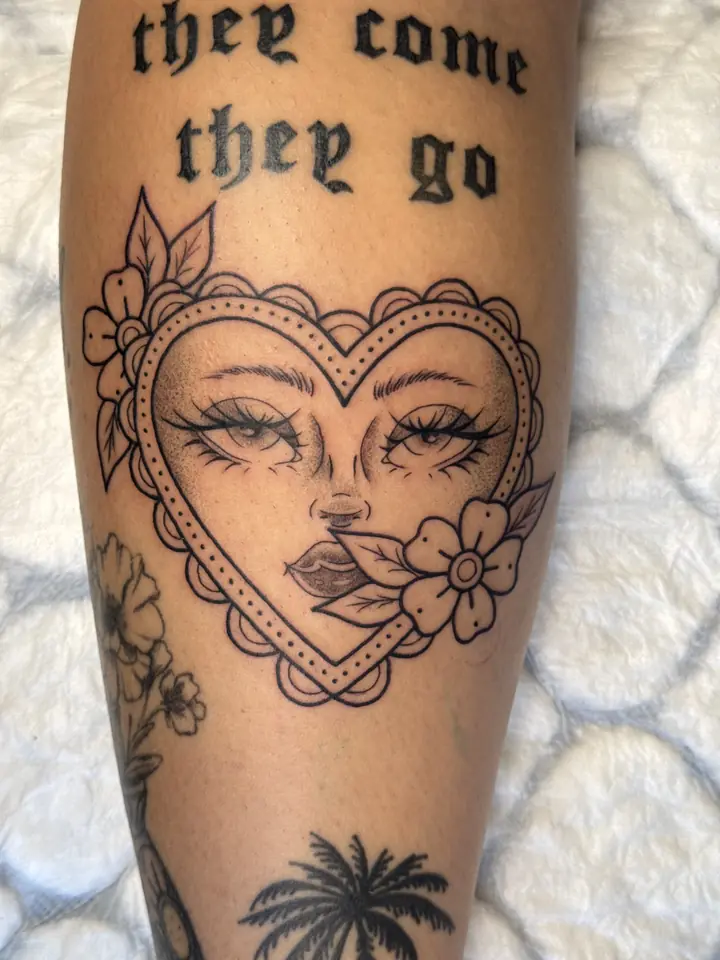 Hjerte med kvinneansikt og tekst på leggen, blackwork av Vilde