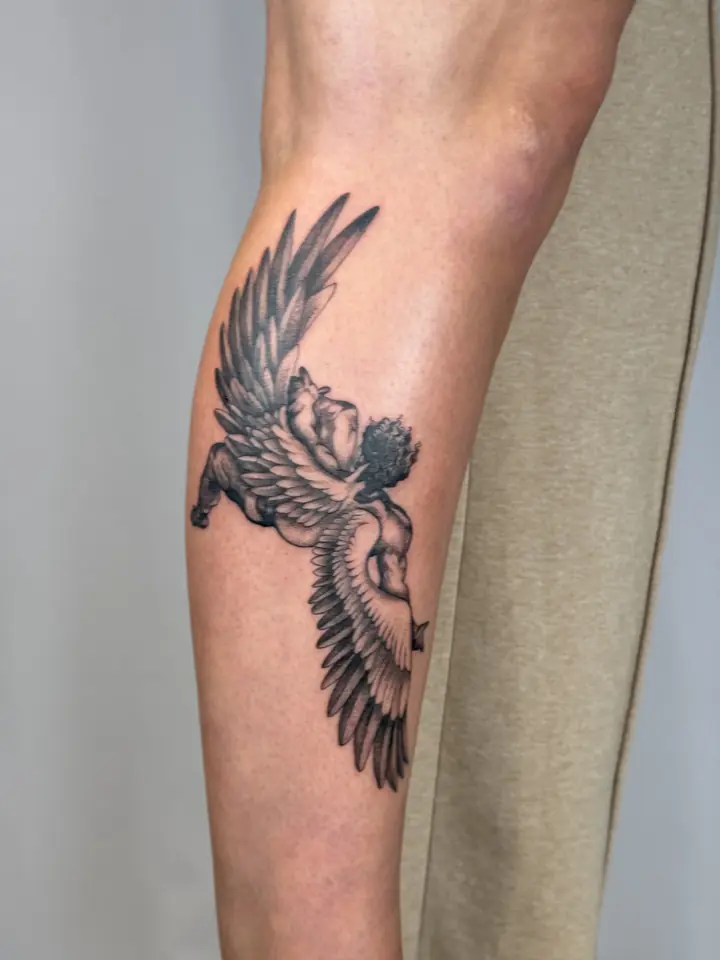 Engel med store vinger på leggen, blackwork av Vilde